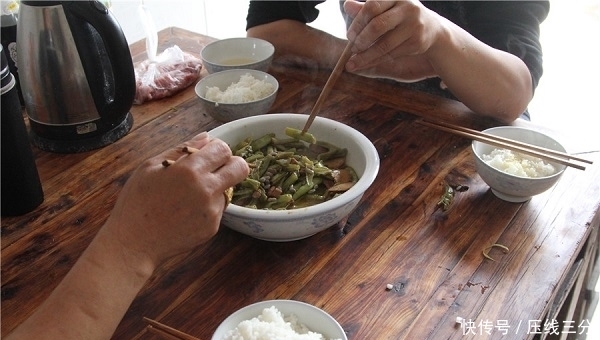 “吃得少,活得久”,有依据吗?医生:其中的含义,很多人没搞懂