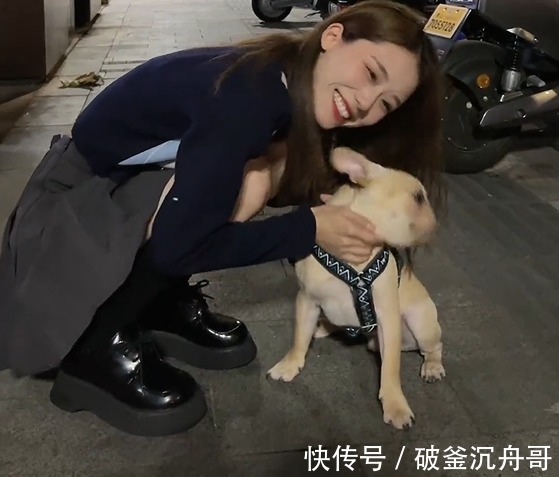 |搞笑段子:二货闺蜜包被抢了,无比委屈,竟然还怕小偷揍她