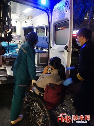 救助|郑州地铁乘客突发疾病 工作人员接力帮忙救助