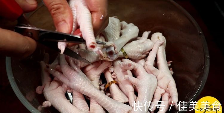 去骨|鸡爪去骨原来这么简单，1根牙签就搞定，又快又完整，太实用了