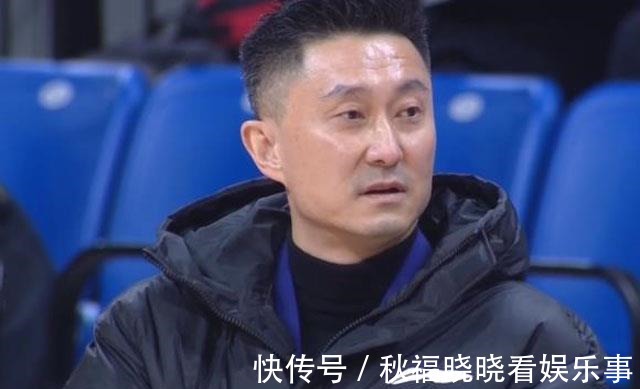 广厦队|广东队女球迷哭了!孙铭徽首节被驱逐,易建联2分,杜锋不高兴了
