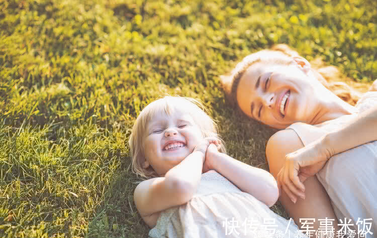 危险期|1岁宝宝摔下床,奶奶一个大意的举动让娃停止呼吸,父母需重视