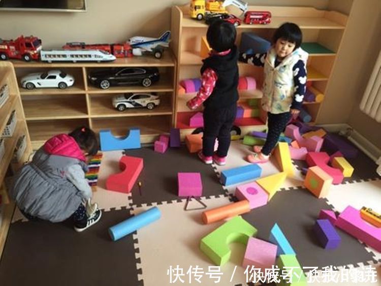 超市|1岁宝宝逛超市把黄桃戳了个洞,“狠心”宝妈指着榴莲:继续戳!