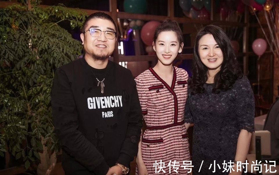 编织裙 奶茶妹妹越来越有阔太范,穿红色小香风编织裙清甜高雅,惊艳逆袭