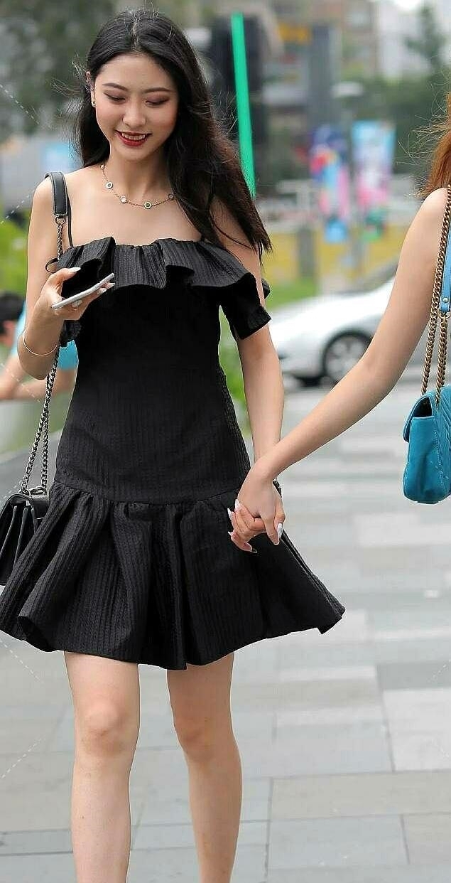 荷叶边吊带连衣裙，配上甜美笑容，让人一见倾心