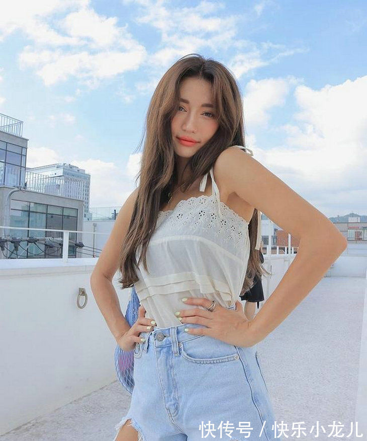 穿搭 小姐姐的这身是非常漂亮的长裙,加上一头黑色长发,看起来更精致