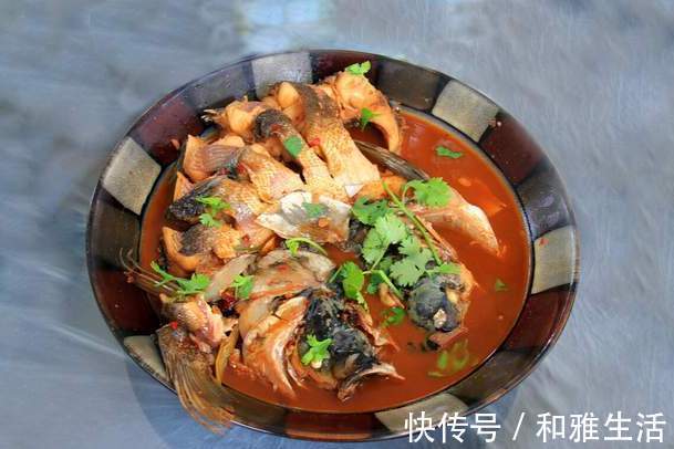鱼肉|家常炖鱼,别只会用料酒去腥,牢记2个窍门,鱼肉更鲜嫩,没腥味