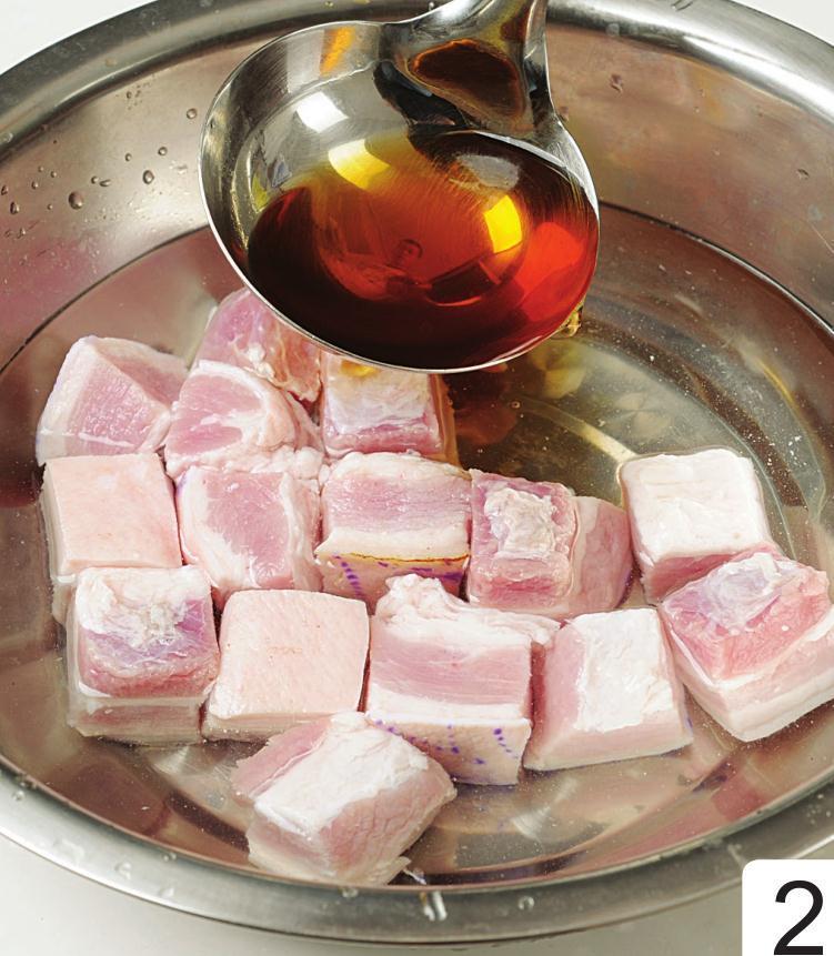 想要做好吃的红烧肉，还是得放入凉水，厨房小白也能百分百成功