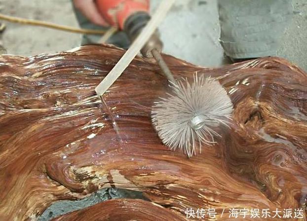 根雕$从山里收回的老树根原木,师傅打磨成根雕茶台引人称赞!简直太棒