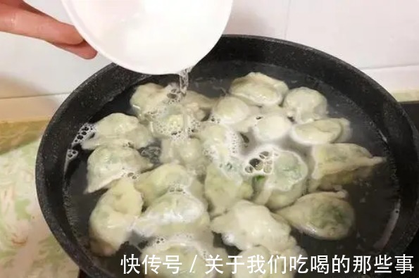 煮饺子时，不盖锅盖和盖锅盖有啥区别？很多人不懂，难怪破皮露馅
