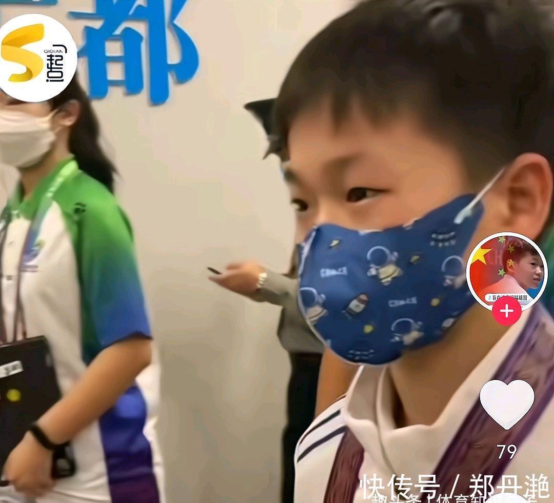 中國跳水隊(duì)|記者和全紅嬋套近乎！夸紅姐兩句她就上套了，自己主動向記者爆料