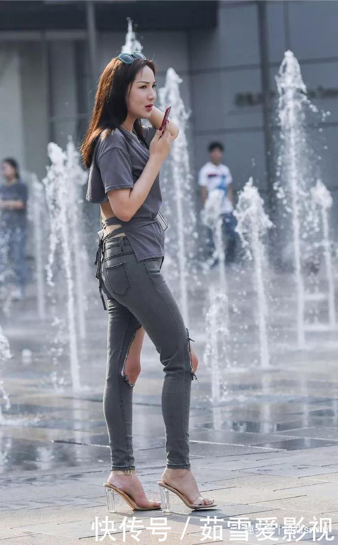 美女脚上搭配着一双渐变色的高跟凉鞋,气质优雅,时尚又靓丽