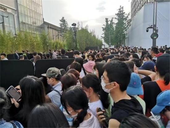 货色|杭州姑娘们拿出了压箱底的货色去了湖滨