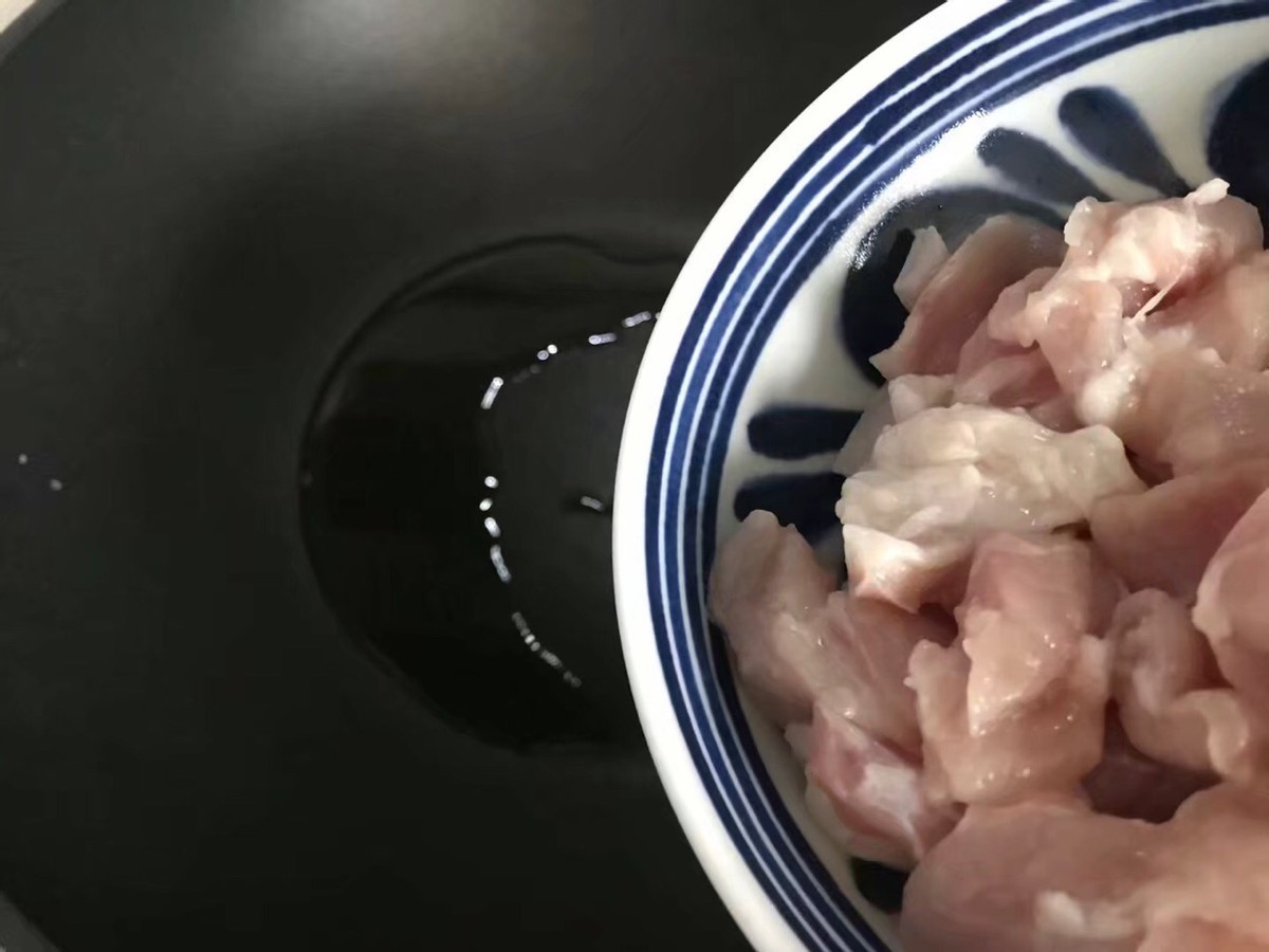 东北人都爱吃的一道菜，白菜腐皮炖五花肉，鲜美下饭真好吃