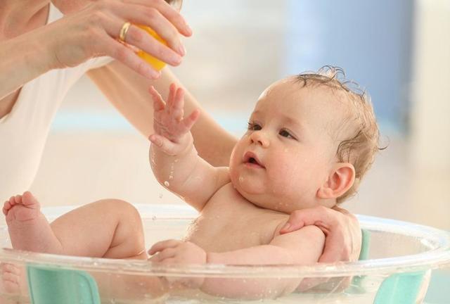 尿布疹|宝宝拉完“臭臭”之后，应该选择温水清洗还是用纸巾擦学问很多