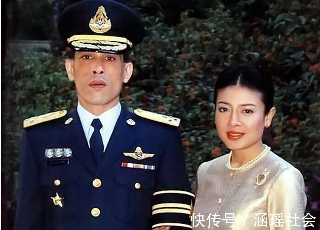 写真!泰国最美王妃被废前夕设计师跪地给她整理衣服,纵容娘家人圈钱