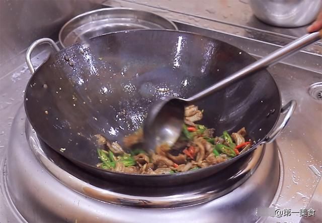 好吃|小炒肉怎么做才好吃,掌握这几个窍门,肉片焦香不油腻,香辣下饭