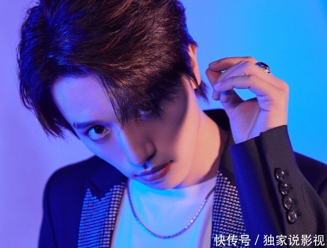 杨幂力挺周柯宇,起底INTO1成员的原公司,谁的背景更硬?