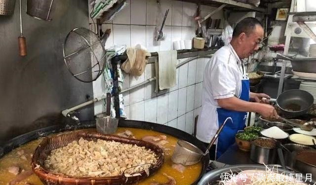 成都一家藏在巷子里的30年肥肠馆子,每天人气爆棚,上菜全靠吼