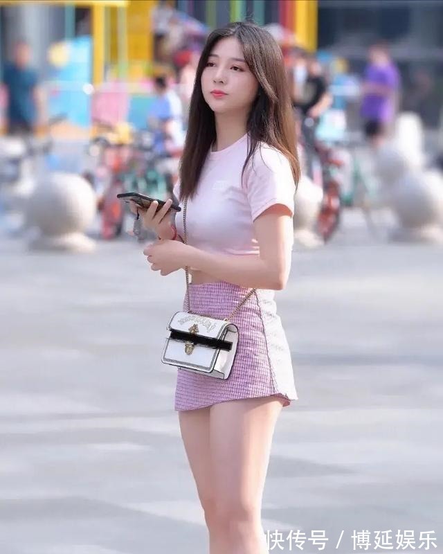 清纯 淡粉色T恤搭配小香风半包臀裙,清纯时尚惹人爱,简直太甜美了!