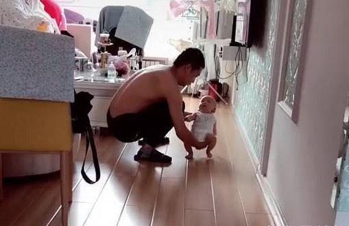 小左|“会玩奶爸”带娃练习走路火了，娃一脸无奈：你开心就好