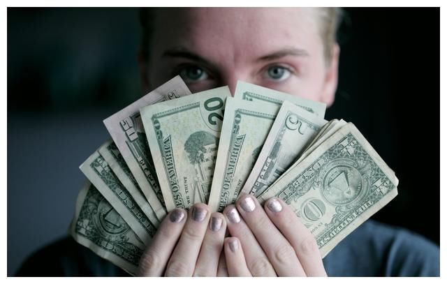 生孩子越多越好吗？一家7口困惑的幸福，网友表示无法理解