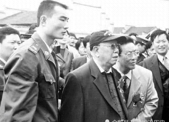 上将|1955年授衔,这个大军区两个副政委,为何一个是上将一个是少将?