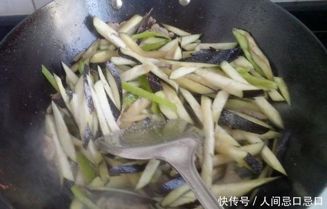 炒茄子, 要不要先“放油”? 听饭店厨师说完, 才发现我炒错了多年