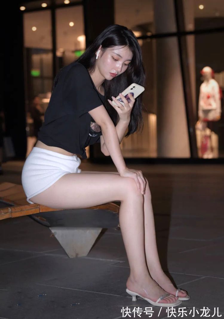 时尚 白色紧身短裤搭配黑色短袖,这样的黑白搭简单又时尚!