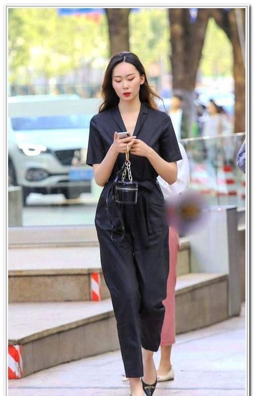 黑色|小姐姐一身黑色装扮,气质不容小觑,让路边的小哥哥竖起大拇指!