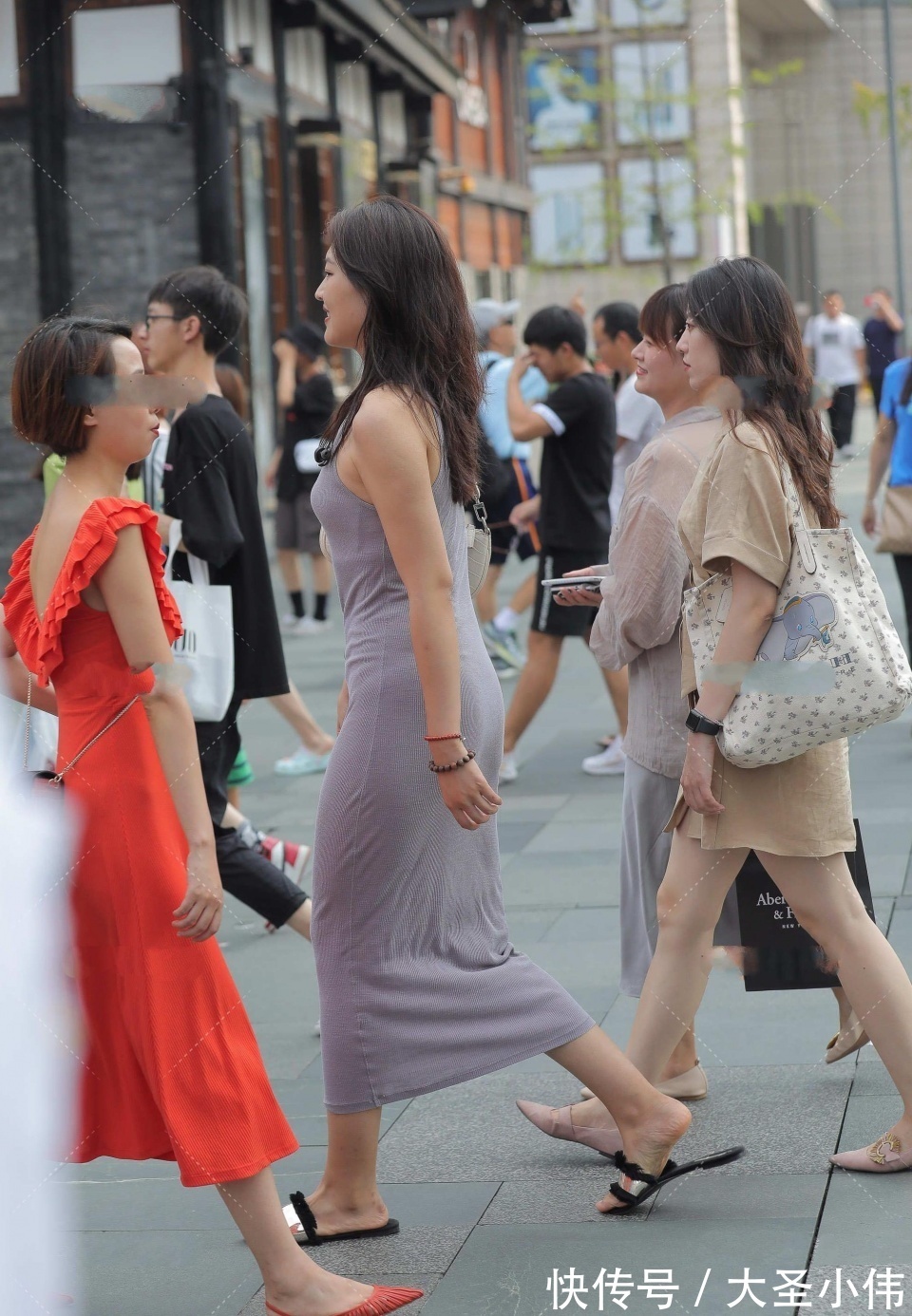 魅力|美女街拍:可甜可咸的小姐姐,虽然肚子上有点肉,但丝毫不影响她的魅力四射