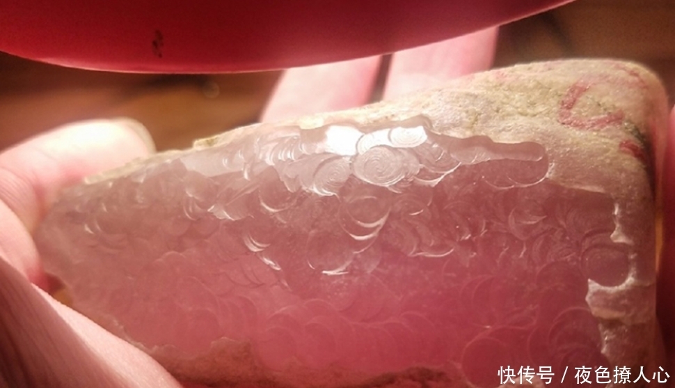 绝对的视觉盛宴!最大玻璃种紫罗兰翡翠,价值6亿却有个大毛病?