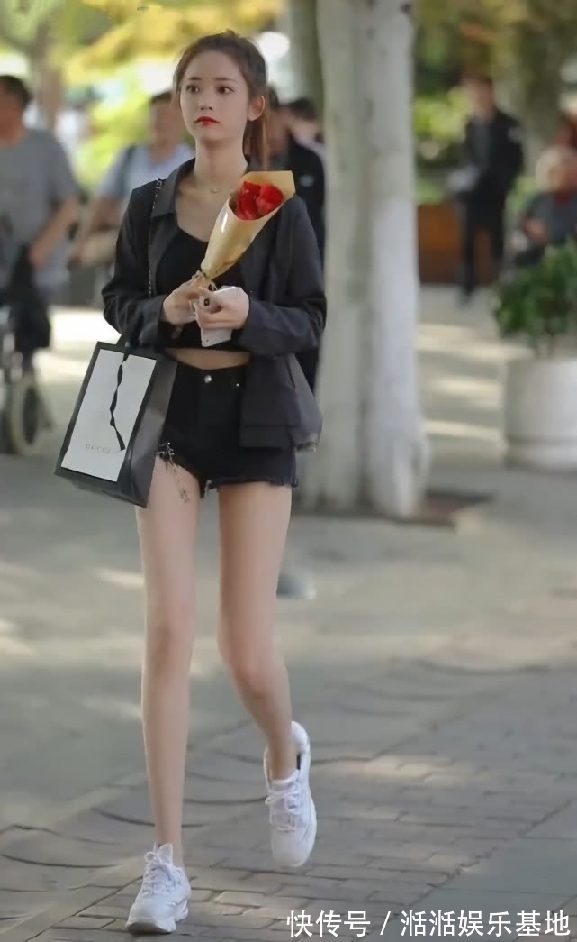 老爹|运动鞋厚得跟老爹鞋似的,小姐姐却脚踩鞋后跟穿,脚后跟不疼吗