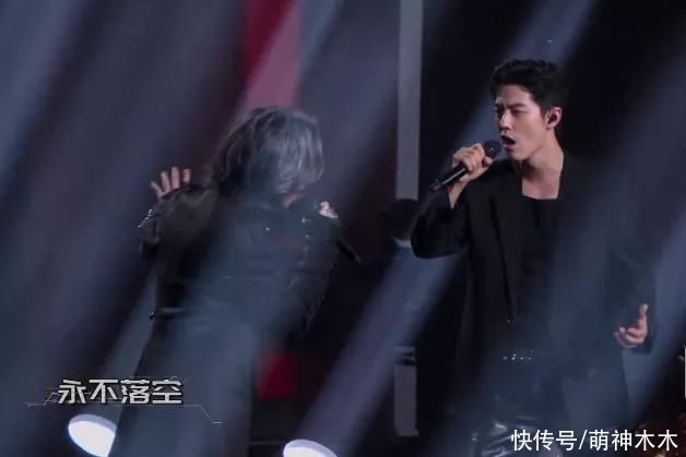 肖战连登三台春晚节目，跟黑豹乐队大玩摇滚炸街，五套造型换不停