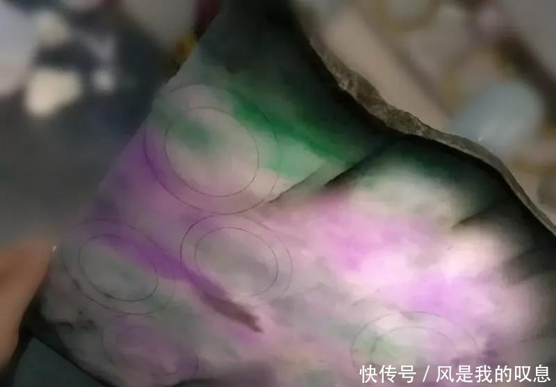 送出去|奇闻:送出去的一块翡翠废料,闺蜜拿去酱紫做,瞧到成品不淡定