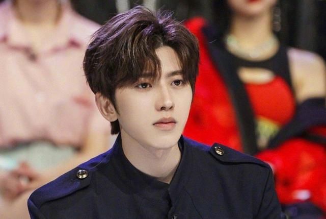 《青你》首播蔡徐坤超圈粉，当场回应自己黑料，眼光毒辣评分客观