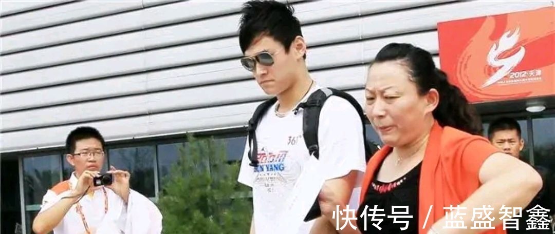 医生|挽着孙杨父亲不松手!美女医生表忠心,网友想当孙家儿媳妇!