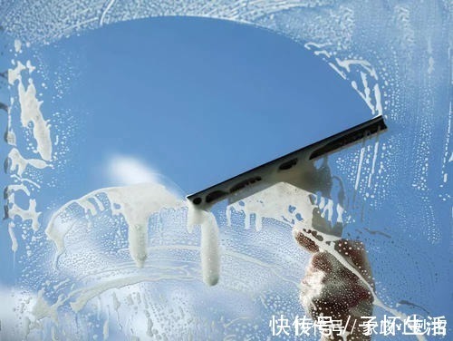 湿布|行业资讯|擦玻璃的两种专业性方法,你也做得到!