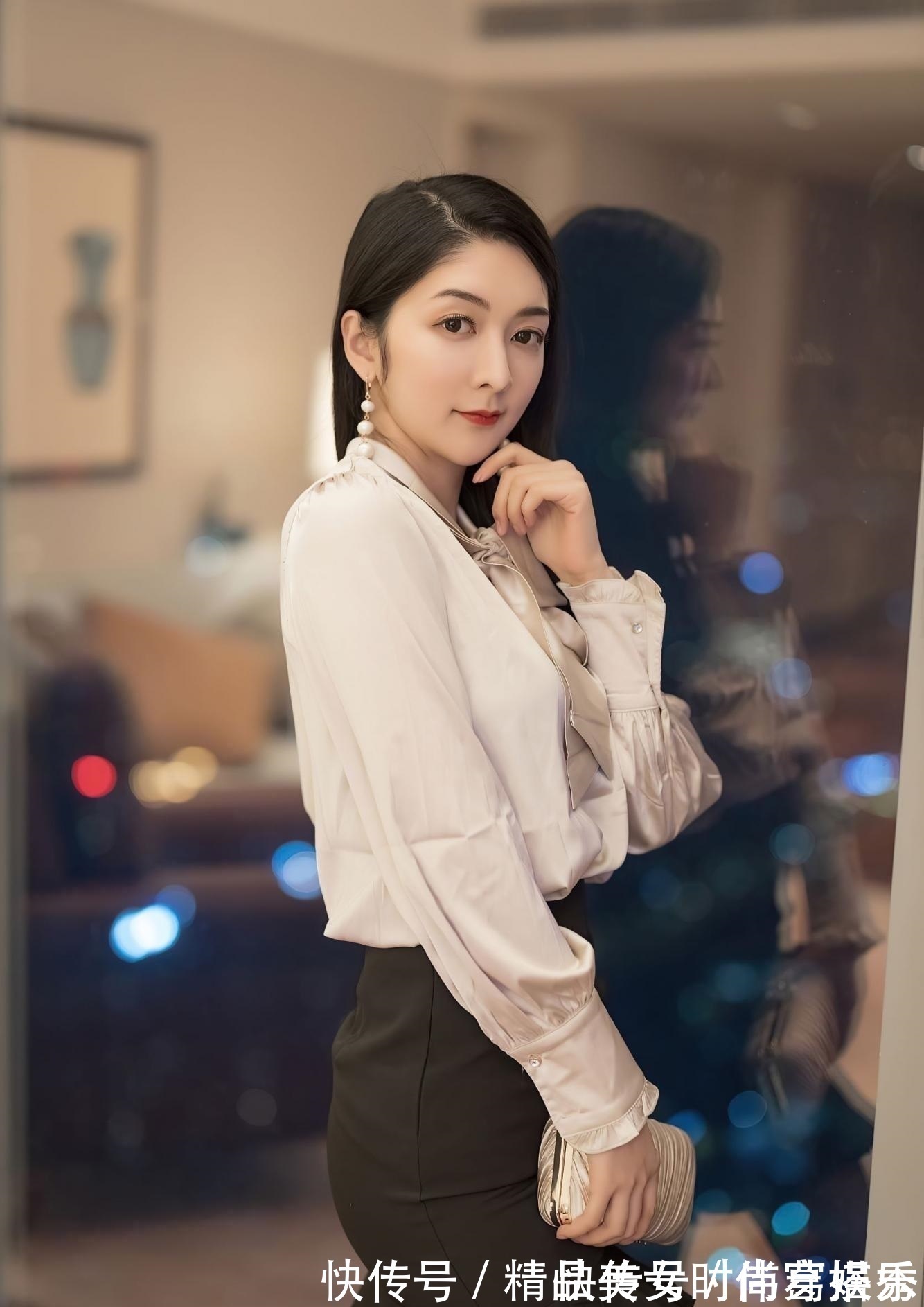 杏色 杏色衬衫搭配黑色高腰半身裙,优雅大方,温婉甜美