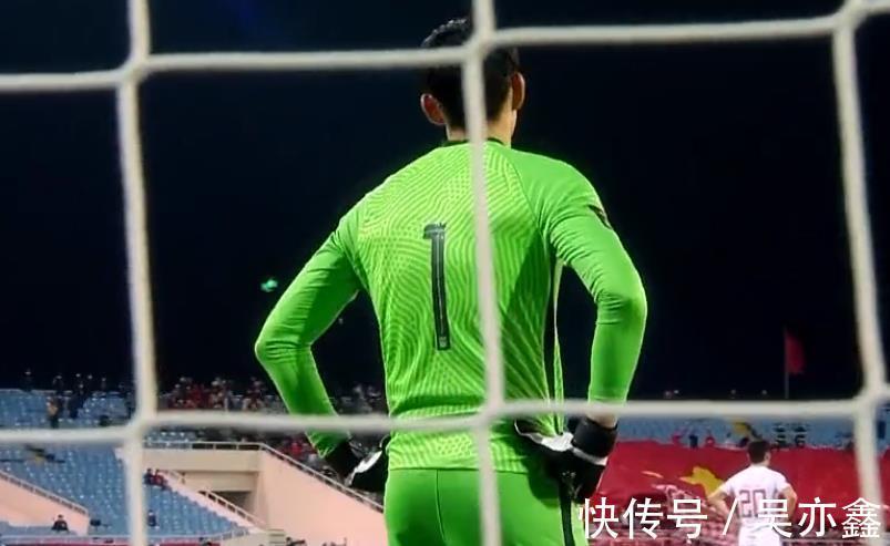 对手|1-3后!李霄鹏向球迷和球员道歉,对手现场发红包,国足扎心了