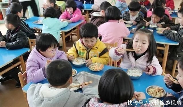 伙食|幼儿园老师炫耀伙食好，拍照发家长群，家长看出端倪引发全园惊慌