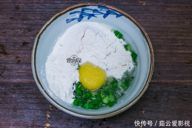 少量|儿子最爱吃的早餐饼,不用揉面,不用整形,2块钱就能吃饱!