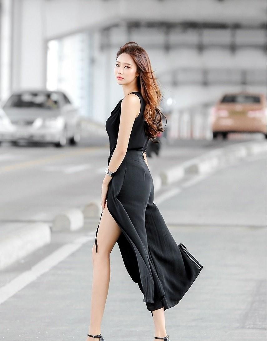 简单|黑色长裙飘逸显神采,好身材简单搭配也显得好看