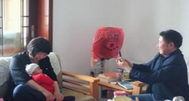 宝妈|“俺在喂奶,公公在一旁逗娃”,25岁宝妈哭泣自述无法阻止