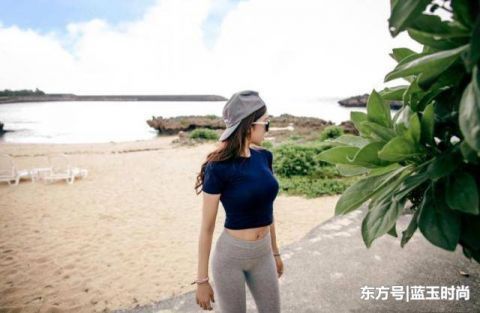 街拍青春靓丽的小姐姐,打底裤的穿搭更显时尚气质,很优雅亮眼