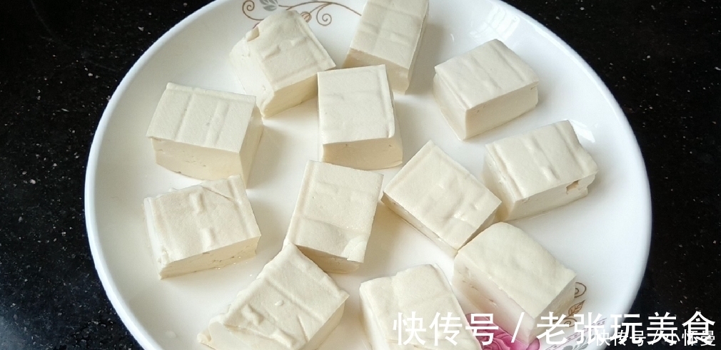 豆腐中打入2个鸡蛋,没想到这么好吃,鲜嫩味美,上桌汁都不剩