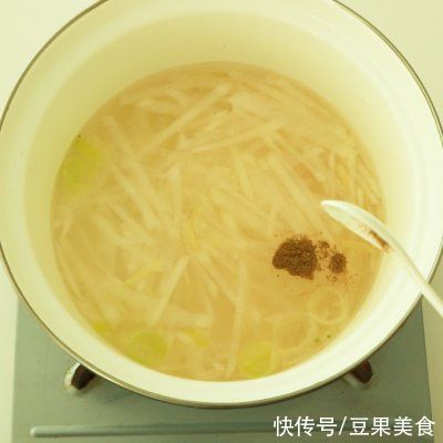 饭店大厨说漏嘴的秘密，萝卜生蚝汤这样做才好吃