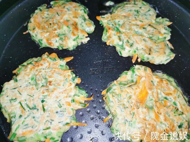 一把韭菜,一根胡萝卜,做好吃的蔬菜饼,简单营养,五分钟就完成