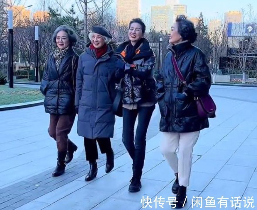 沉闷感 黑色羽绒服怎么就土气了?学70岁奶奶们这样穿,配短靴显高还时髦
