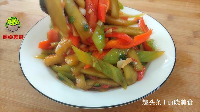现在才知道,炒茄子不能先放油,大厨教你一招,出锅不发黑不吸油